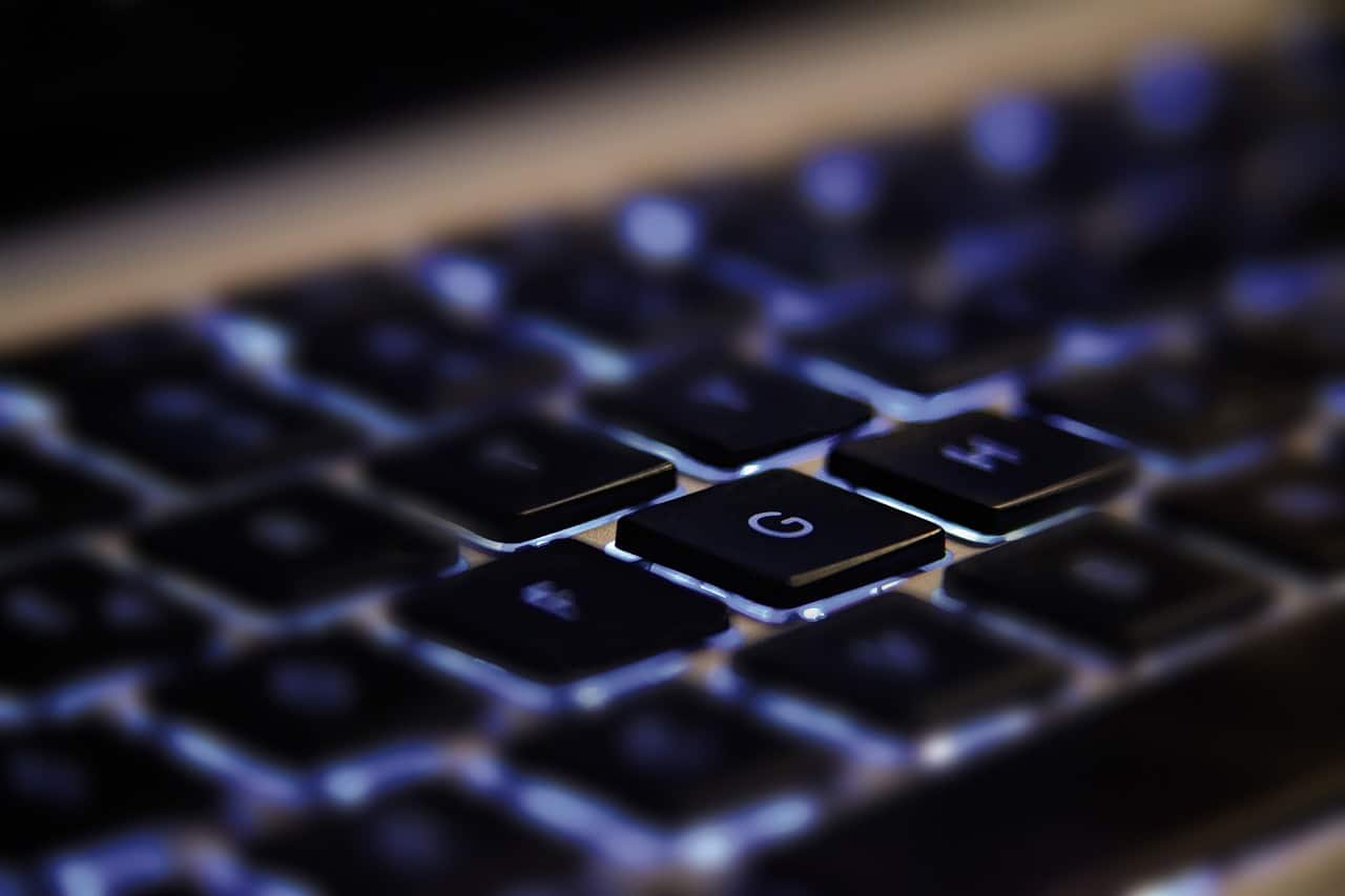 Imagen de un teclado que encabeza el artículo dedicado a la informática aplicada en los planes de estudio universitarios.
